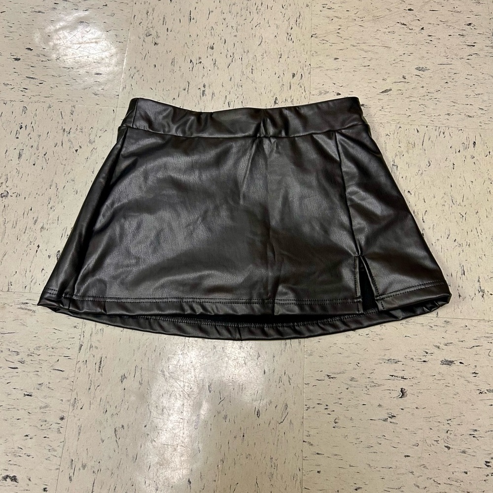 Y2K Flattering Like-New Condition Black Leather Mini Skirt w/ Built In Shorts